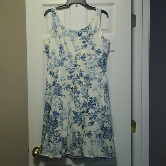 Dress - Picture 2 of 2